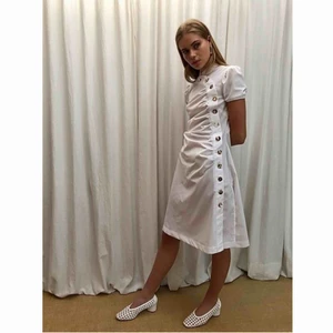  - Klänning från House of Sunny! Köpt fel storlek så är aldrig använd. Frakt tillkommer, men kan mötas upp i stockholm! 