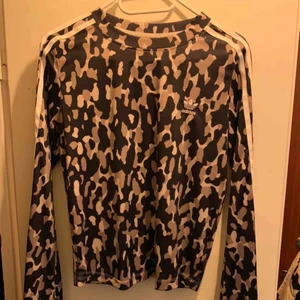  - Snygg adidas tröja med lite utsvängda ärmar i slutet av ärmen. Så gott som ny