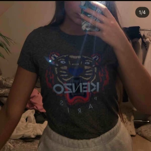  - mörkgrå kenzo t-shirt. 100% äkta, köpte den ca 2 år sen i kenzo butik i Barcelona. Använder ej längre, bra skick. Om köparen vill kan jag skicka fler bilder osv men har inte kvar kvitto elr något sånt. Originalpris 999 kr, pris kan diskuteras :))