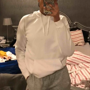  - Säljer denna oanvända hoodien från Cubus. Säljer då jag har en exakt likadan vilket är lite onödigt, i storlek XS men passar även S. Frakt betalas av köparen😊