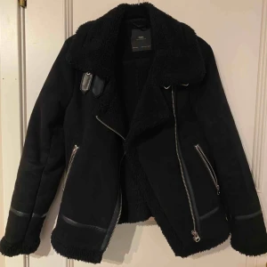  - Trendig jacka från zara i fake mocka och med teddy päls på insidan! Jätte mysig och skön! Storlek: S. Nypris: ca 1000. Frakt tillkommer på 90kr🌸🌸🌸 