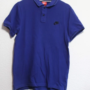 Piké från Nike  - Fin blå pikétröja från Nike. Herr S. Jag på bilden har M och är 167cm. Frakt 44kr 