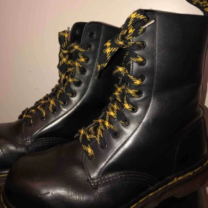  - Svarta Dr Martens kängor i bra skick med ett par riktigt coola skosnören!  Strl: 38 Pris inkl frakt: 550kr