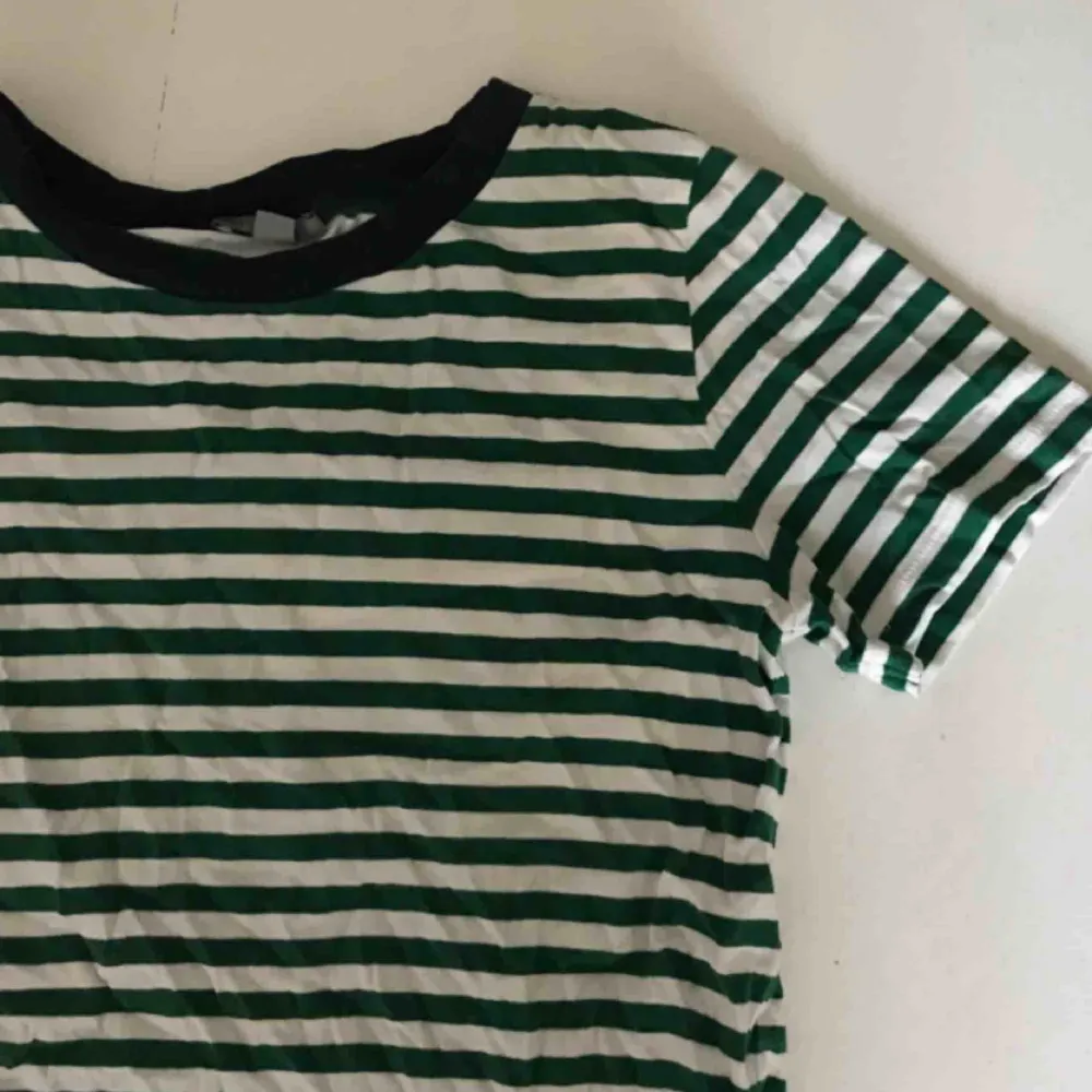En grön randig t-shirt från COS i bomull.  80kr + frakt . T-shirts.