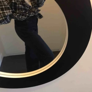 Byxor - Marinblåa byxor ifrån HM, för långa på mig som är 160cm ungefär, man kan sy upp om man vill :p