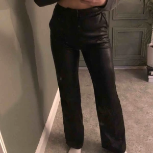  - Svarta fake skinnbyxor från NA-KDS kollektion med Anna Nooshin.  Aldrig använda, prislapp kvar.  Storlek 34!  Frakt tillkommer 📦