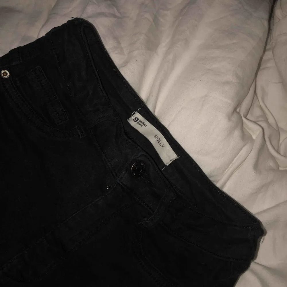 ginatricot jeans i modellen molly ( skinny). endast testade och köptes för 300 säljer för 100❤️. Jeans & Byxor.