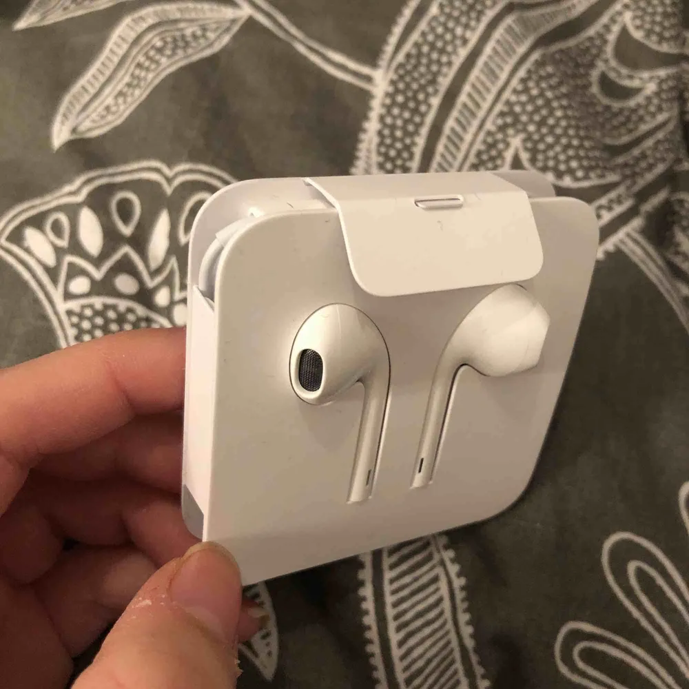 Hörlurar från Apple, fick ett par nya hörlurar när jag skaffa nu mobil. Har ingen användning då jag har andra.  Dem har legat i mobilboxen ett tag nu. *aldrig använda. Kolla sista bilden . Övrigt.
