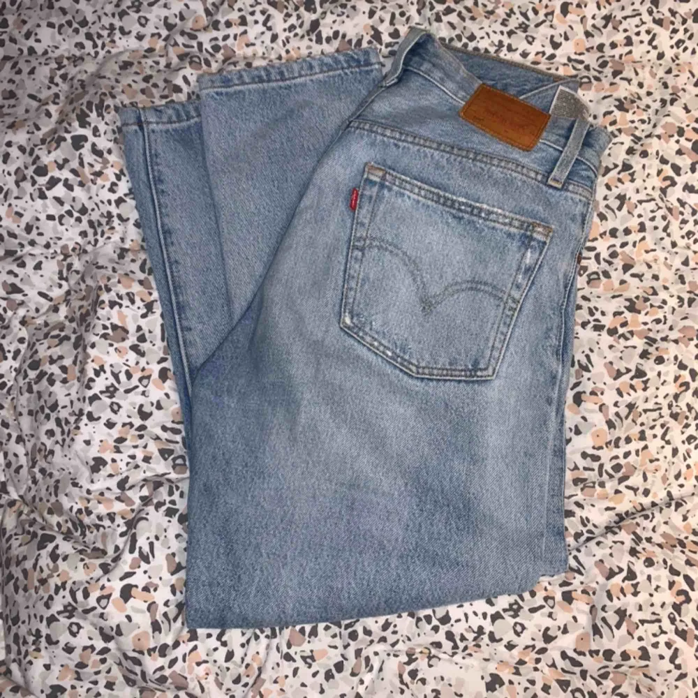 Säljer mina Levis jeans nu! De har blivit för små och är inte så använda. Köpta i september 2018❤️ Köpare står för frakt som är 59kr! . Jeans & Byxor.