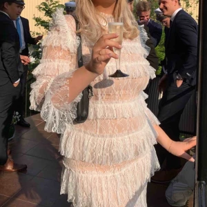  - Helt oanvänd klänning från by malina. Carmine mini dress i vitt