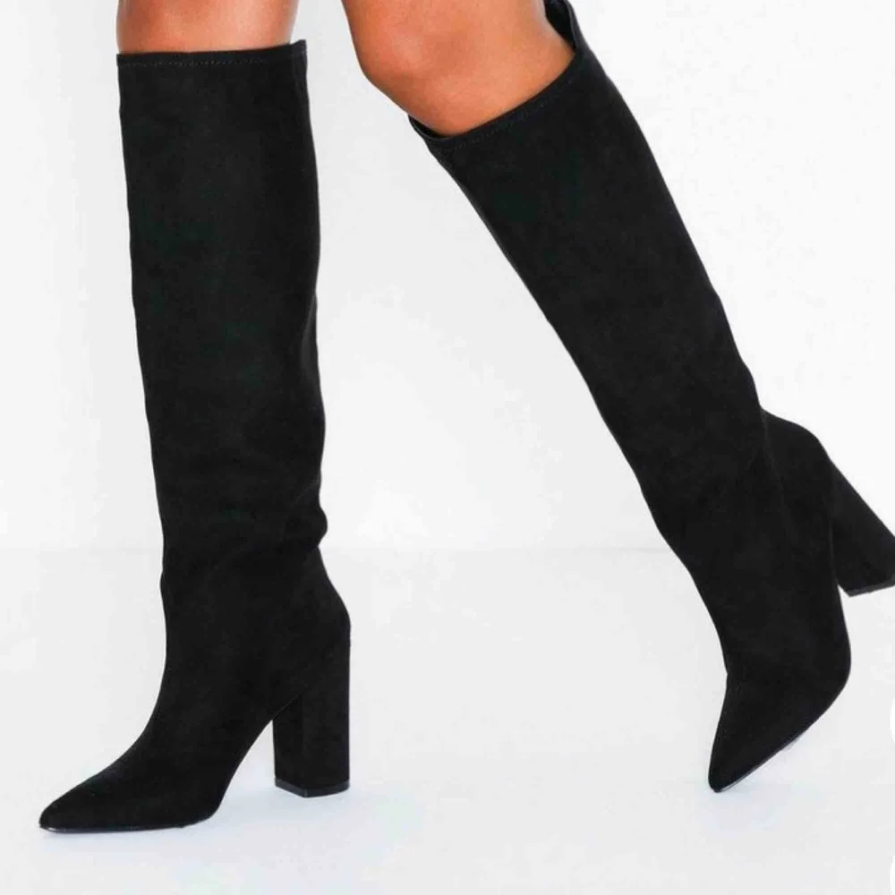 Helt oanvända svarta knee high boots i mockaimitation från Nelly (10 cm klack). Nypris 599 kr. Fraktkostnad inräknat i pris. (Slutsålda i st 37 på hemsidan). Skor.
