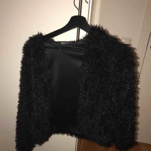  - Oanvänd jätte fin och skön päls kofta 