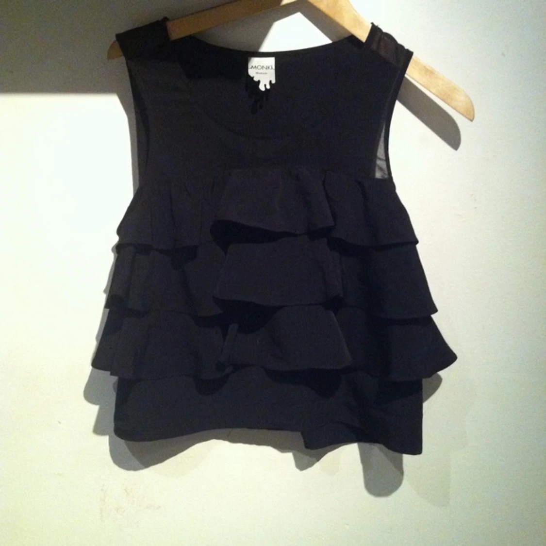 Söt topp med volanger från monki - 1396552140