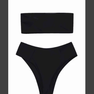  - Super snygg bandeau bikini från zaful i strl L. Den är helt svart och aldrig använd inte ens provad pga fel storlek. Har även samma bikini i leopard mönstrat, kolla min profil :)) frakt tillkommer om du inte kan mötas upp i centrala Stockholm 💖💖