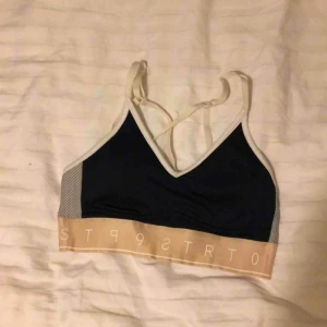  - Snygg och bekväm sport-BH som tyvärr har blivit för liten. Den passar dig som har XS eller dig som har S men har en smal överdel. 