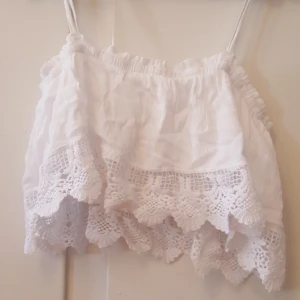  - Vit crop top i storlek xs. Betalning via swish. 