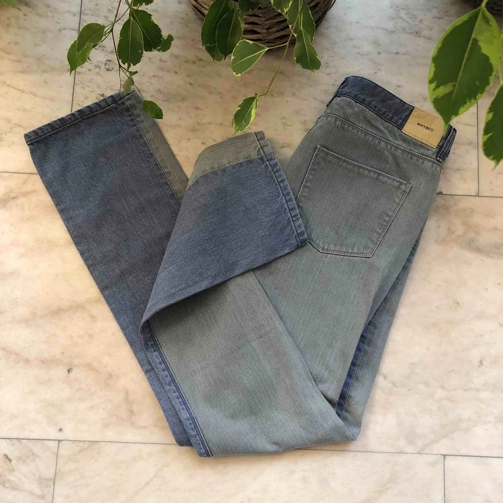 Snygga Whyred jeans i jättebra skick med två olika tvättar. Köparen står för eventuell frakt (50kr). Jeans & Byxor.