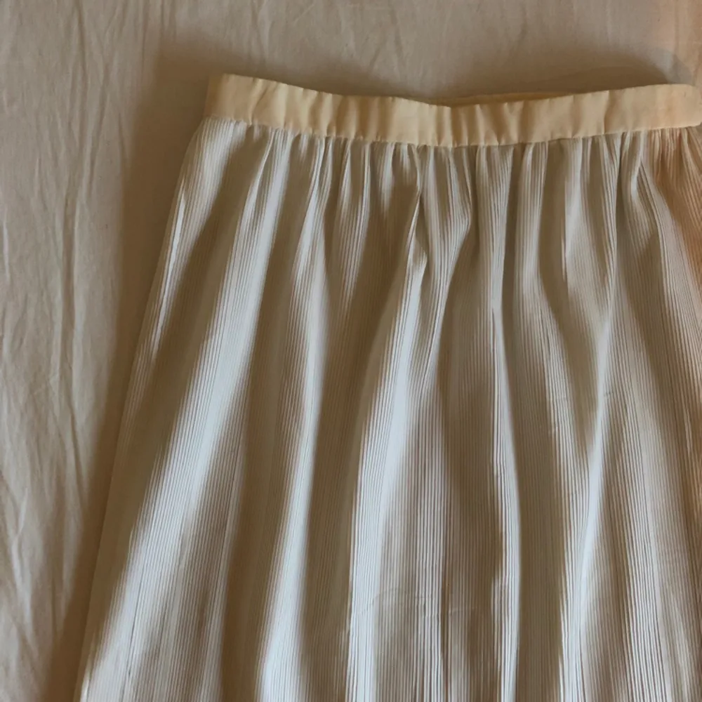 Supergullig oanvänd vit kjol köpt i en vintage butik. Möter upp i Stockholm eller fraktar mot en fraktkostnad.🌹. Kjolar.
