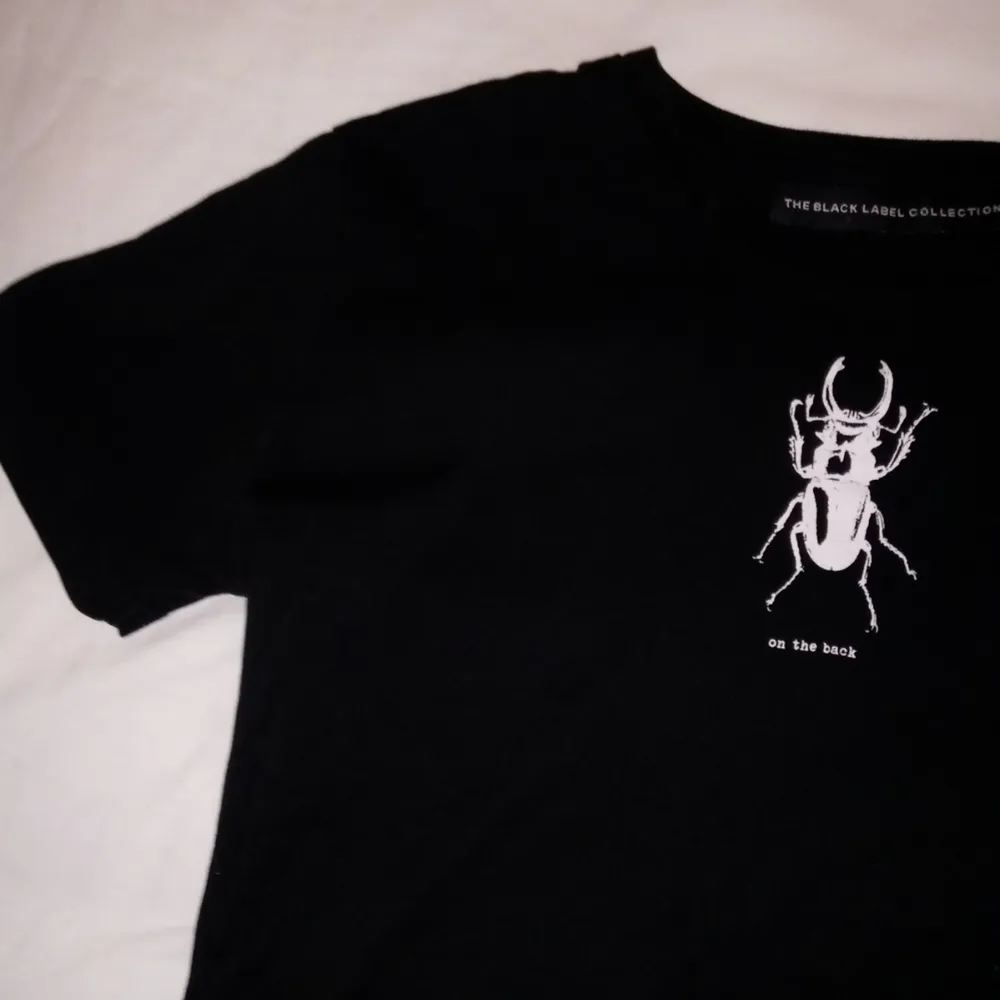 Black t shirt i strl m men känns som en s och xs. Du kan få denna på köpet om du köper något annat:). T-shirts.