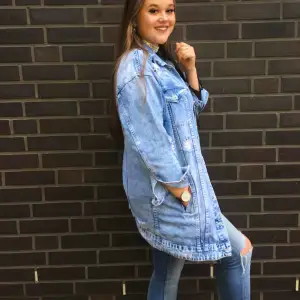Oversize sliten jeansjacka köpt i Tyskland Hamburg 2017.