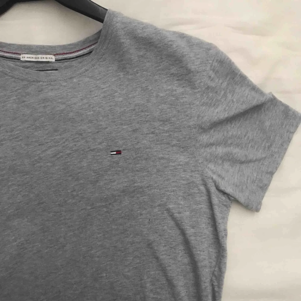 Hej, säljer min gråa tommy hilfiger t-shirt pågrund av att jag inte använder den längre. Använd ett fårtal gånger, priset är inklusive frakt🤩😊💌. T-shirts.