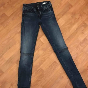  - Äkta Replay jeans. Använda ett få antal gånger. Superfint skick och bra kvalité. Stl 24/32, jag är 163 o har XS/S i vanliga fall o anser att dessa kanske är lite långa på mig men de är snygga uppkavlade också.  Swish/kontant Möte/avhämtning. Skickar ej.