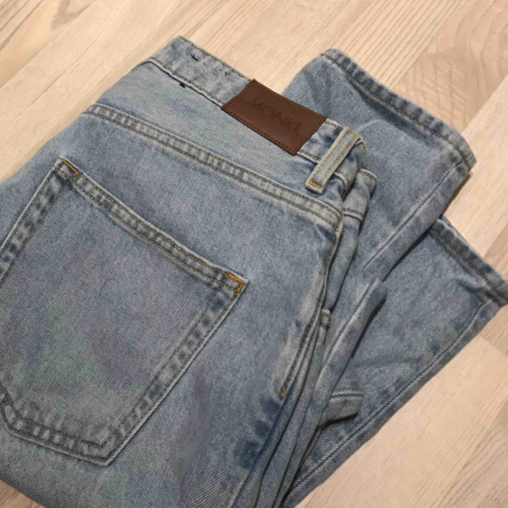 Ljusblå kimomo högmidjade jeans från monki, använda ett fåtal gånger! . Jeans & Byxor.