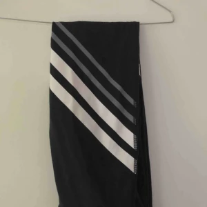  - Svarta leggings i bomull från Under Armour. Aldrig använda men superfina!
