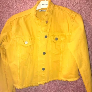  - En jeansjacka från NA-KD, Aldrig använd Köparn står för frakt 