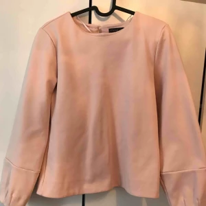  - Sälj en rosa tröja som nästan ny och det blir lite tungt så kommer frakten att bli ungefär 70kr