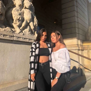  - Fin höst/vår kappa Knappt använd, inga fel Nypris: 1299kr Möts upp i Stockholm, annars står köparen för frakt Säljes på grund av pengarbrist