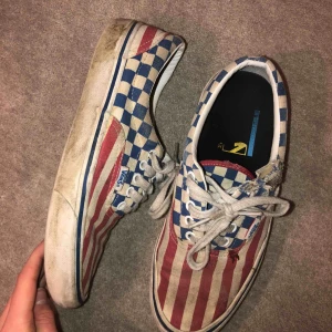  - Ett par svin coola vans i uselt skick (därav priset). Köpta i butik för nästan 700kr om jag minns rätt. Otroligt slitna men såklart användbara. Tycker själv att slitna skor är snyggt.  Kan mötas upp eller posta! Pris kan diskuteras!