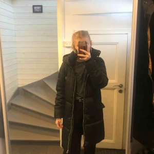  - Lång puffjacka från only i strlk xs. Användes förra vintern men säljer den nu då den inte kommer till användning. Frakt ingår i priset🤗