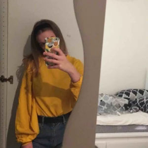  - Gul collegetröja från Nelly.com. Frakt ingår i priset ✨