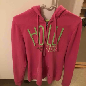  - En rosa med grön text! Holistisk kofta! Använt ganska mycket men inget fel på den! Därför billigt pris!