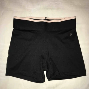  - Sköna träningsshorts i storlek S från HM! Bred resår i midjan som gör att byxorna sitter uppe bra. Använda en gång. Frakt på 55:- tillkommer 🏋️‍♀️