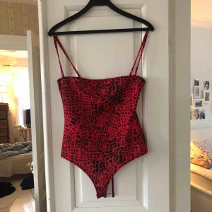  - Body från Nelly, helt ny. Aldrig använd pga för stor. 