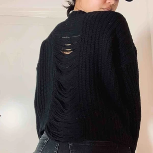  - 👅stickad tröja med cool detalj över ryggen👅 🖤Köparen betalar för frakten🖤 💡Kan mötas Lund-Malmö💡 👹Högsta bud får plagget👹