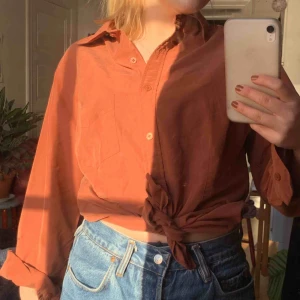  - Jättesnygg skjorta!! I liiite shiny material men bara lite. Lite mörkare och kallare färg irl. 