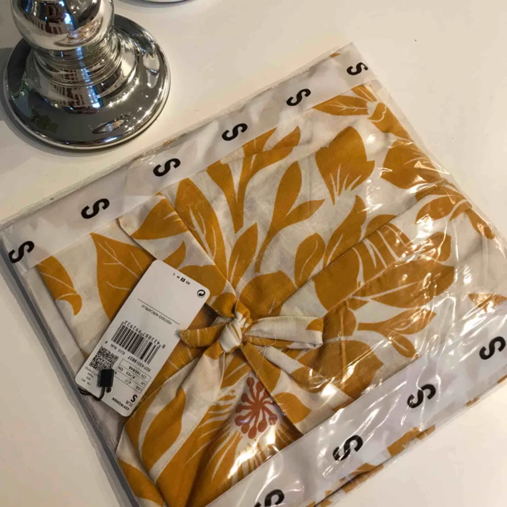 Helt ny så fin, skjortklänning från Mango , i förpackning! Säljs på hemsidan nu vår 2019. Strl S  Köparen betalar frakt annars möts upp i Örebro😀. Klänningar.