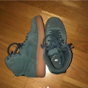 - Säljer ett par Nike air force suede i färgen vintage green, köpte dem här på plick men de har tyvärr inte kommit till användning, men när jag köpte dem var de sparsamt använda😊 jättefina skor i storlek 37/38 men jag själv har 38 och den passar perfekt