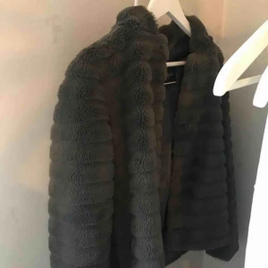  - Pälsjacka köpt från Nicole, märket är vero Moda. 