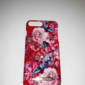 - Ett super fint blommigt skal ifrån ideal of sweden, iPhone 7 Plus. Super bra skick! Köparen står för frakt☺️📦