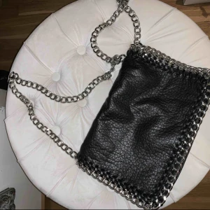  - En svart snygg tiamo väska ifrån scorett Använd endast få antal gånger  Ordinarie pris: 499kr Köparen står för frakten även☺️📦