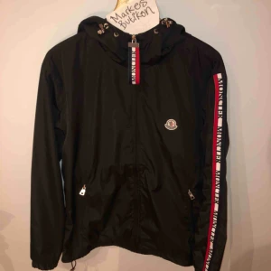  - Helt ny Moncler vindjacka i large 