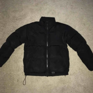  - Otroligt varm dunjacka från Brixtol i bra skick. Storlek S men sitter som M, kan även justera storlek/passform med dragsträng.