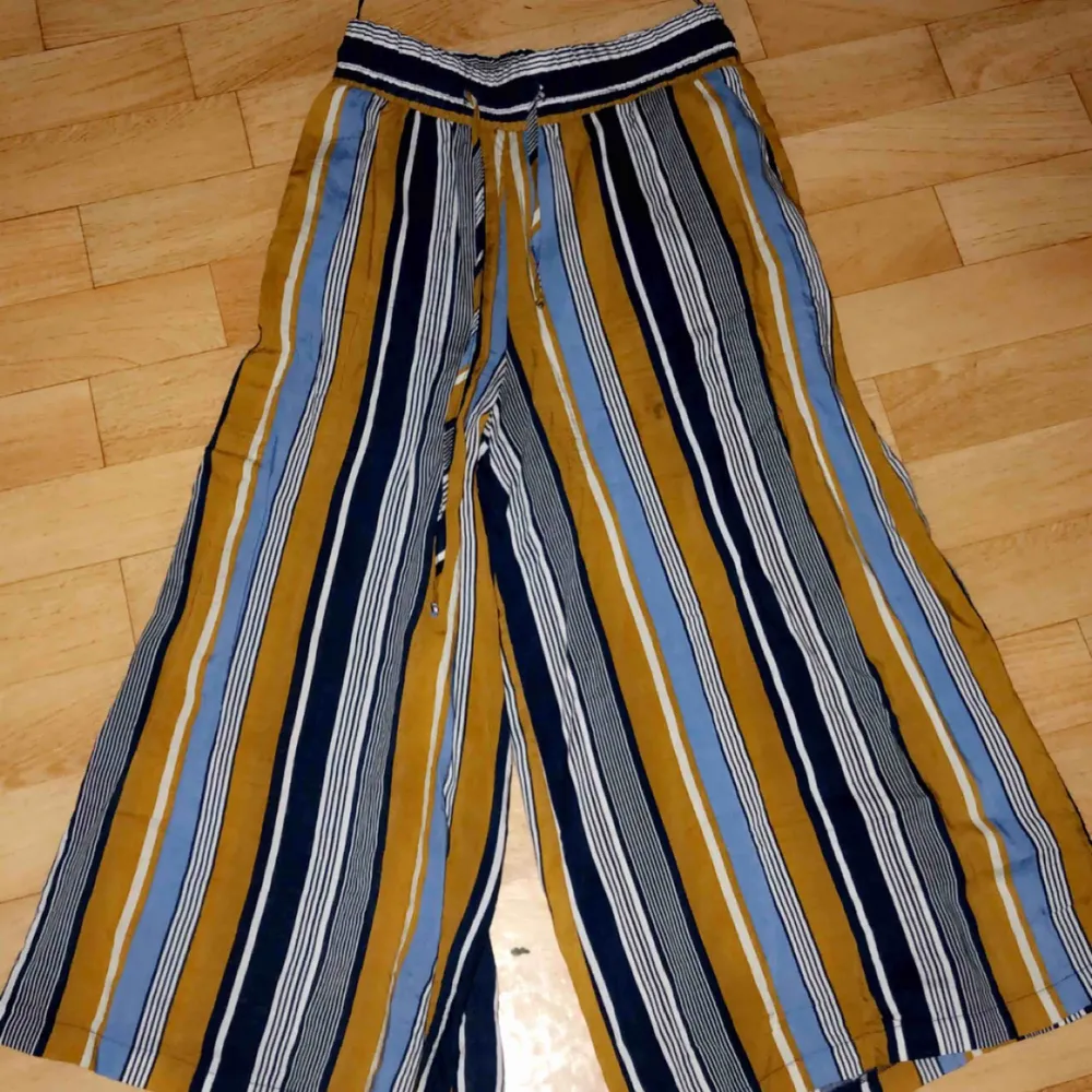 90s byxor köpta i Grekland för  30 euro i sommars  Hann inte använda dom  Frakt till kommer . Jeans & Byxor.