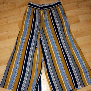  - 90s byxor köpta i Grekland för  30 euro i sommars  Hann inte använda dom  Frakt till kommer 