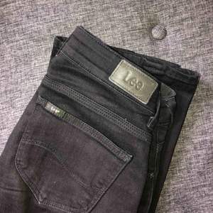 Supersnygga svarta jeans från Lee💗 utsvängda där nere! Fråga för fler bilder! Frakten är inkluderad (ca 60kr)