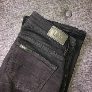  - Supersnygga svarta jeans från Lee💗 utsvängda där nere! Fråga för fler bilder! Frakten är inkluderad (ca 60kr)